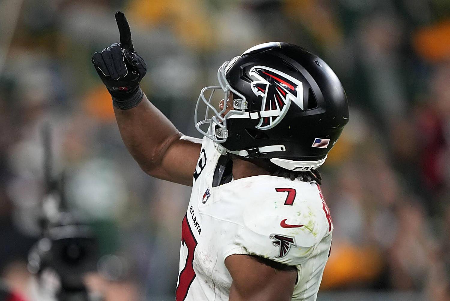 Bijan Robinson scored twice and rushed for 194 yards as the Falcons beat the Packers 35 to 14.