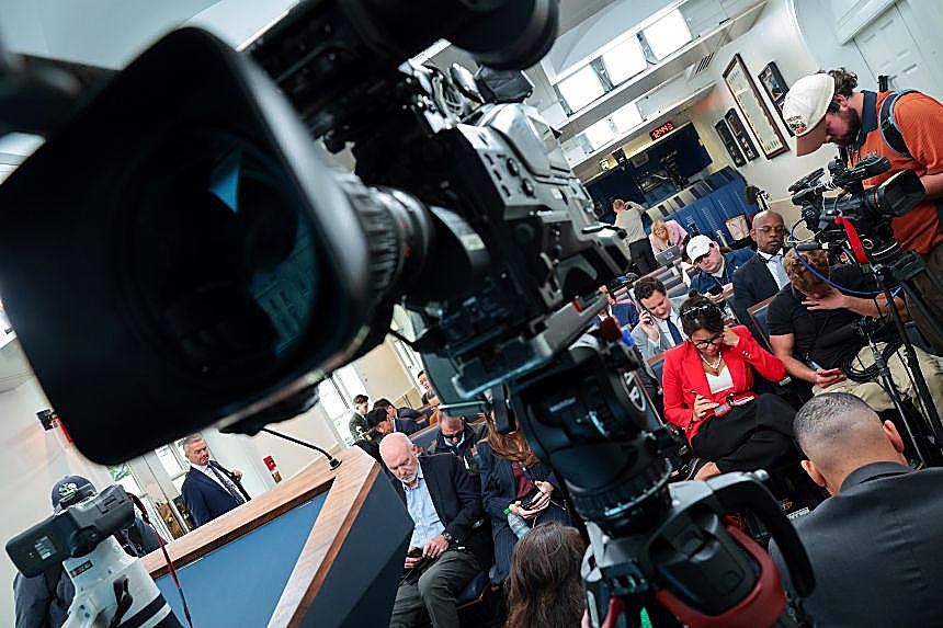 Reporters and cameras fill the White House briefing room after a judge kept CNN, Politico and MS NOW inside.